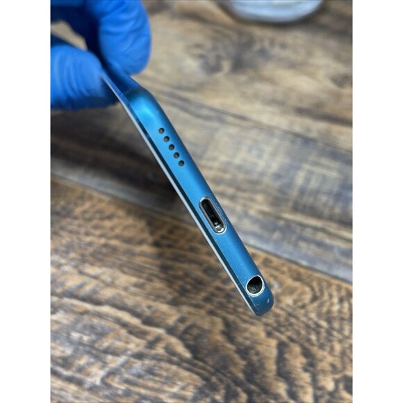 Apple iPod Touch 5th  Generation Blue 16GB Model:A1421 Bundle W/ Cable & Adapter - Picture 6 of 7